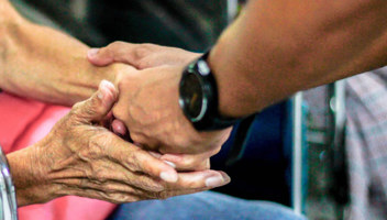 Äldre håller hand